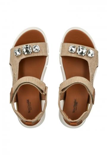 Босоножки на танкетке