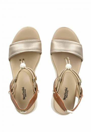 Босоножки на танкетке