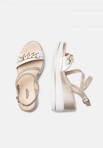 Босоножки на танкетке