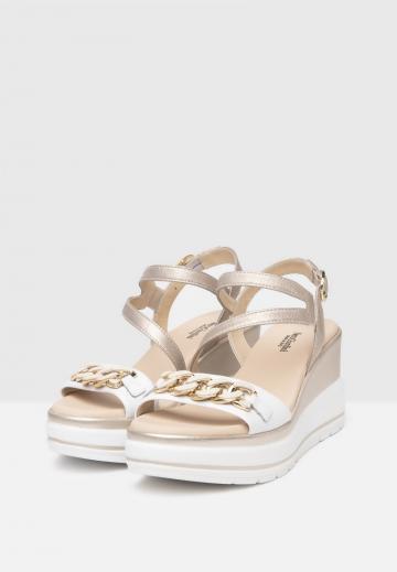 Босоножки на танкетке