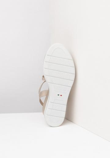 Босоножки на танкетке