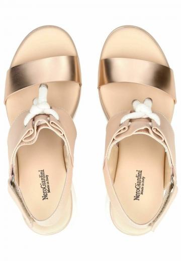 Босоножки на танкетке