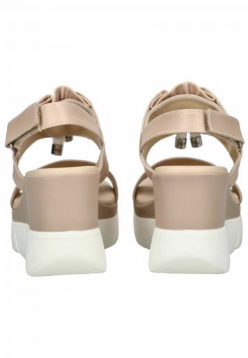 Босоножки на танкетке