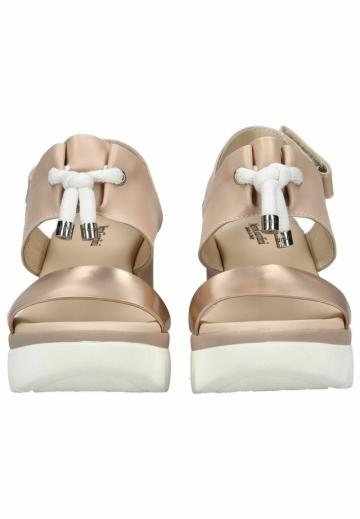 Босоножки на танкетке