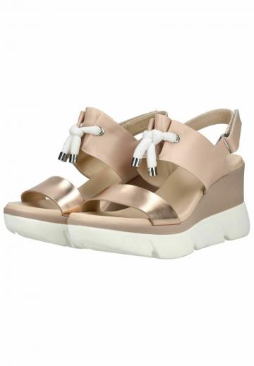 Босоножки на танкетке