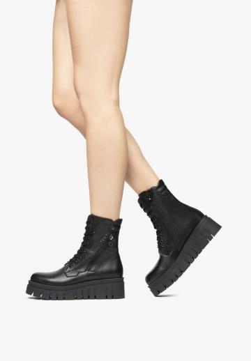 Сапожки на танкетке