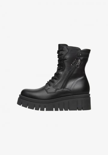 Сапожки на танкетке