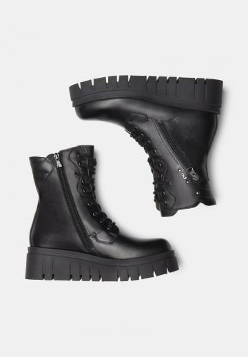 Сапожки на танкетке