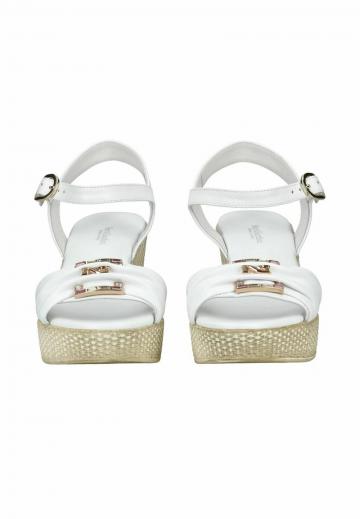 Босоножки на танкетке