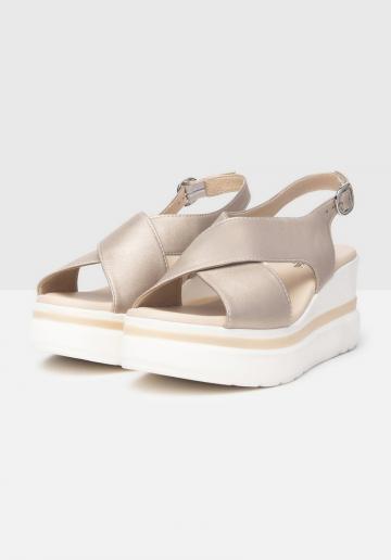 Босоножки на танкетке