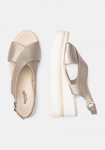 Босоножки на танкетке