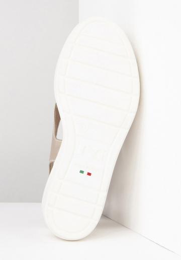 Босоножки на танкетке