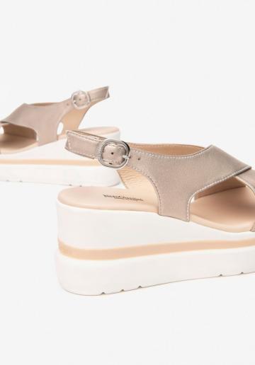 Босоножки на танкетке