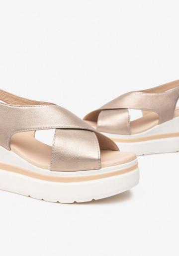 Босоножки на танкетке