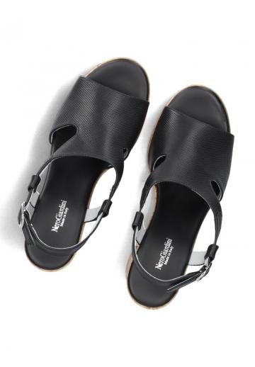 Босоножки на каблуке