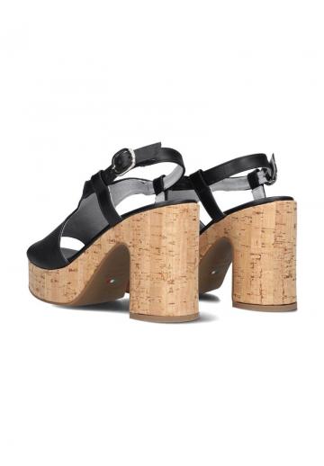 Босоножки на каблуке