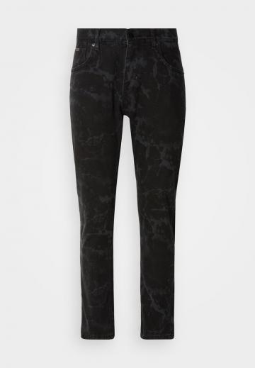 Узкие джинсы