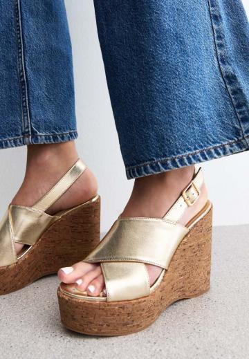 Босоножки на танкетке