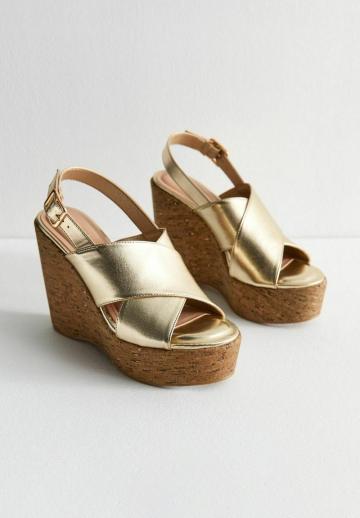 Босоножки на танкетке