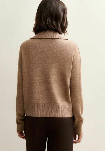 Пуловер с вырезом V