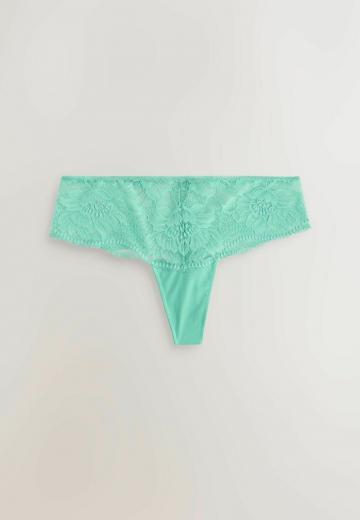 Трусы на бедрах