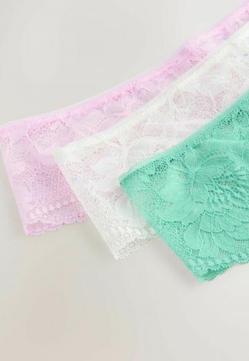 Трусы на бедрах