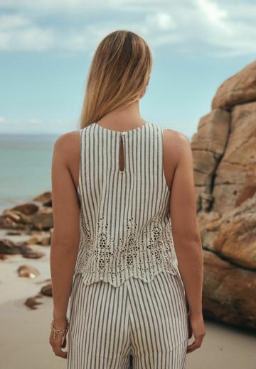 Блузка без рукавов