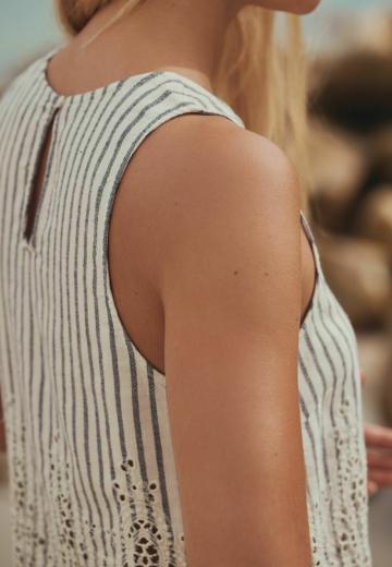 Блузка без рукавов