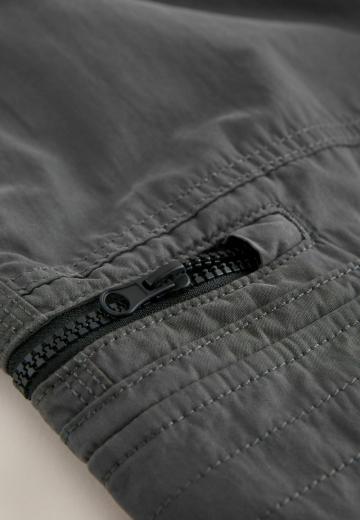 Брюки с накладными карманами