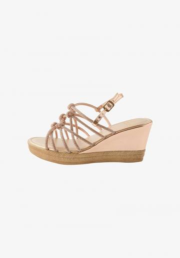 Босоножки на танкетке