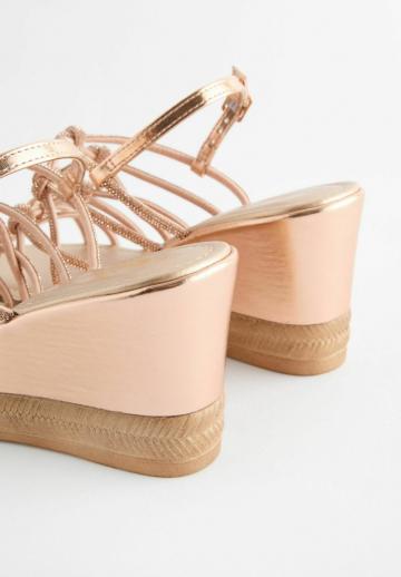 Босоножки на танкетке