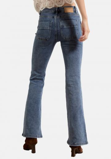 Клешеные джинсы
