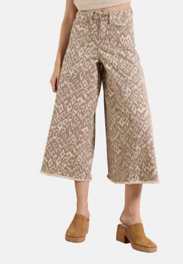 Короткие джинсы