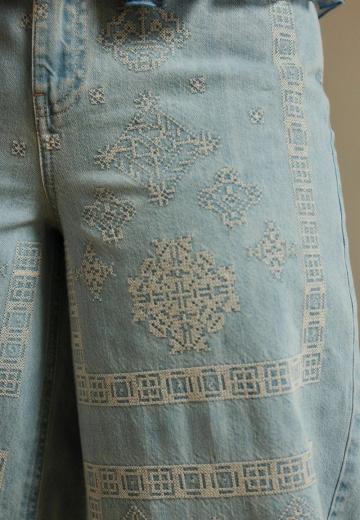 Клешеные джинсы