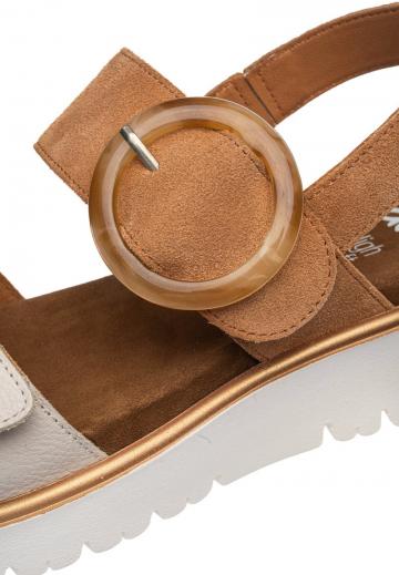 Босоножки на танкетке