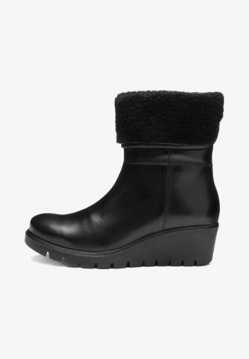 Сапожки на танкетке