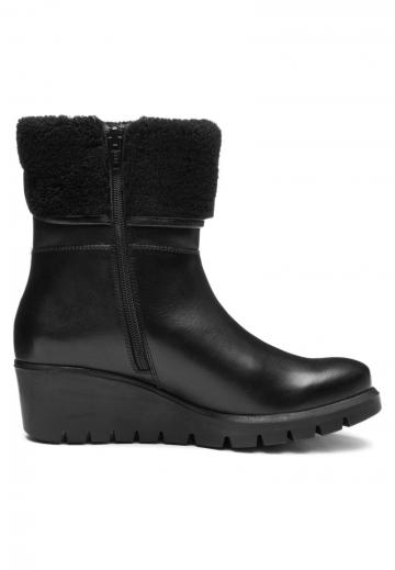 Сапожки на танкетке