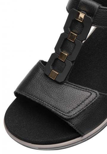 Босоножки на танкетке