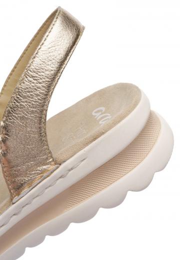 Босоножки на танкетке