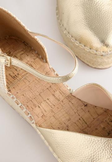 Туфли на танкетке