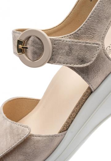 Босоножки на танкетке