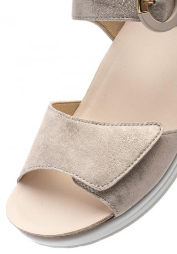 Босоножки на танкетке