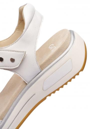 Босоножки на танкетке