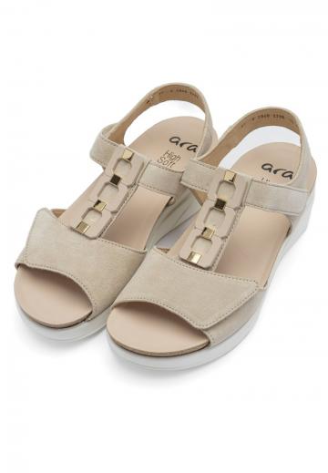 Босоножки на танкетке