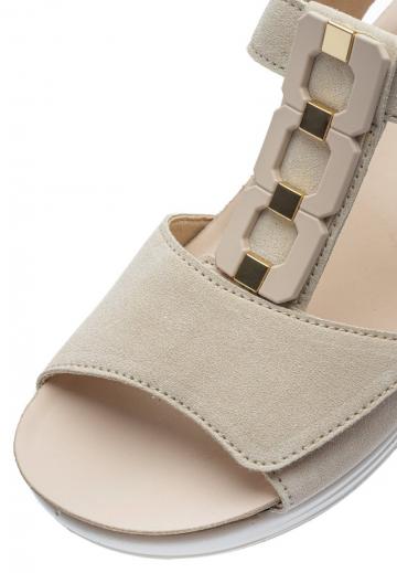 Босоножки на танкетке