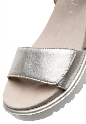 Босоножки на танкетке