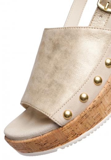 Босоножки на танкетке