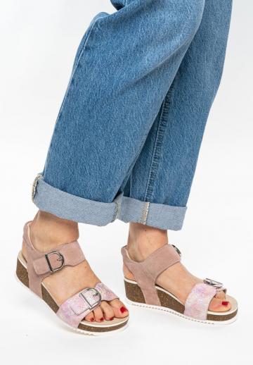 Босоножки на танкетке