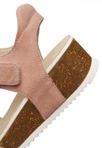 Босоножки на танкетке