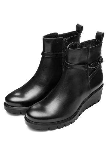 Сапожки на танкетке